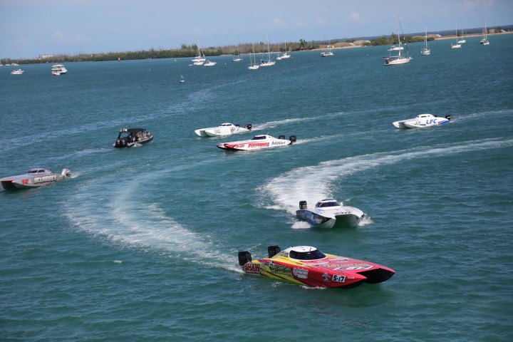 power boats lining up for a race